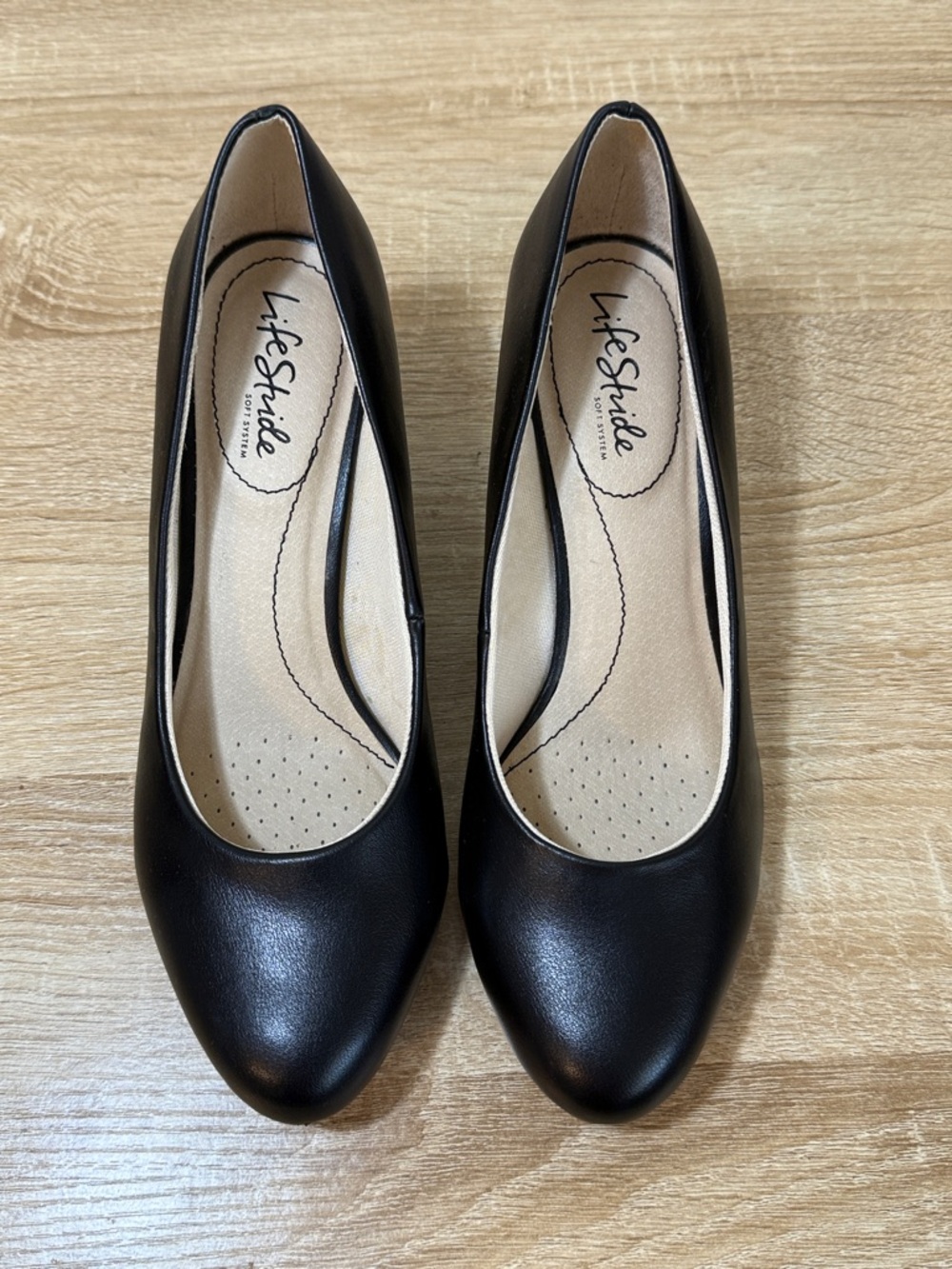Life Stride Black Smooth Rounded-Toe Pumps for Women